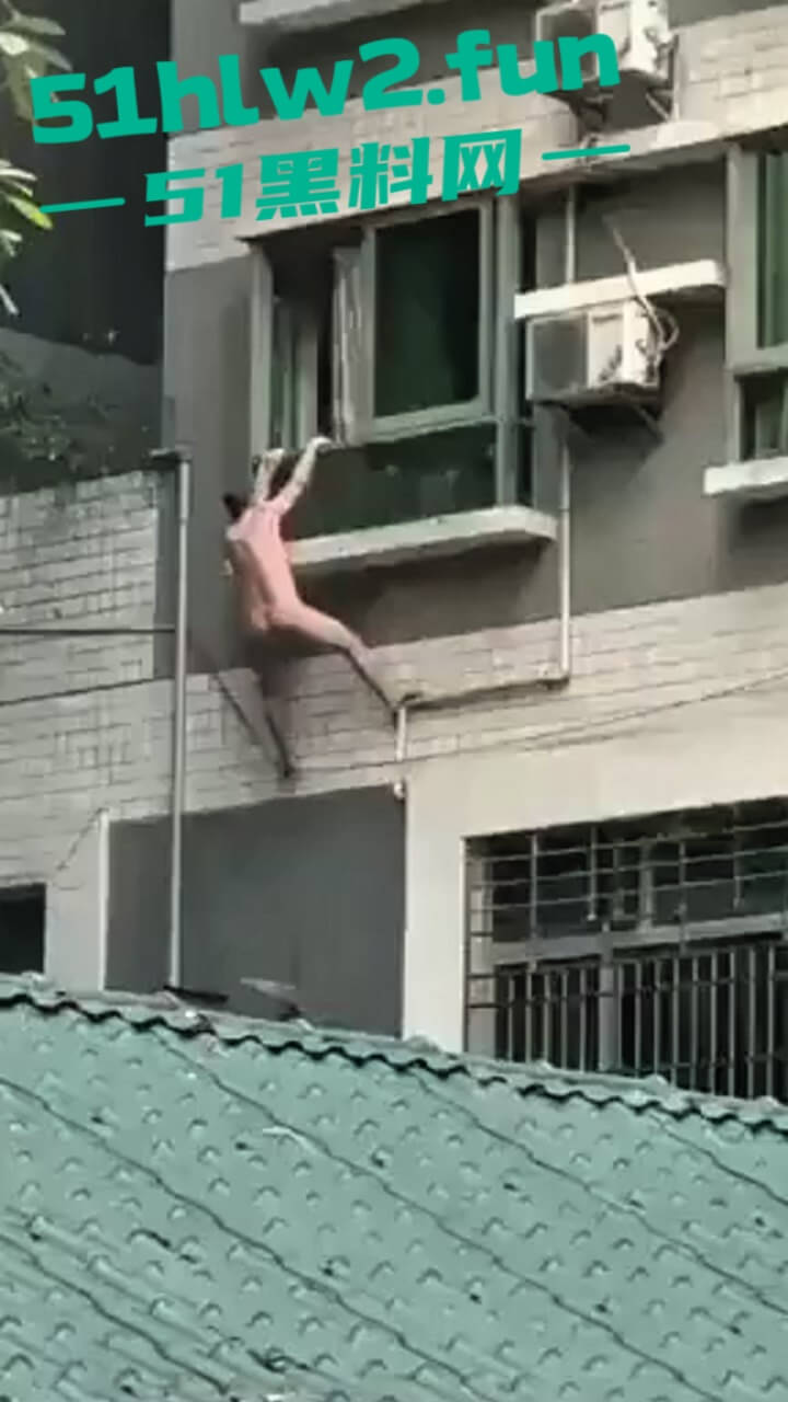 涉事男子被抬上担架