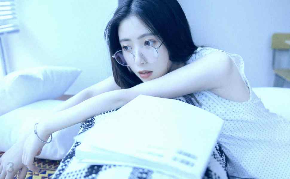 酒吧邂逅清纯女大学生！低胸包臀裙下F罩杯巨乳太晃眼，无套激战全程露脸，事后流出视频全网疯传？！