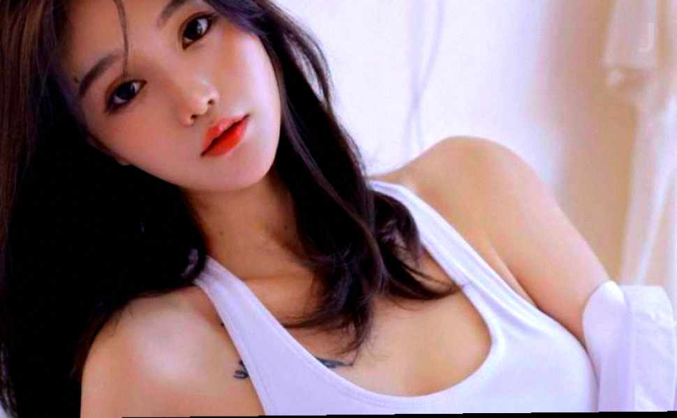 粉裙小男娘街头狗爬当众尿地！手脚锁链惊呆保安，网友：这SM惩罚太刺激