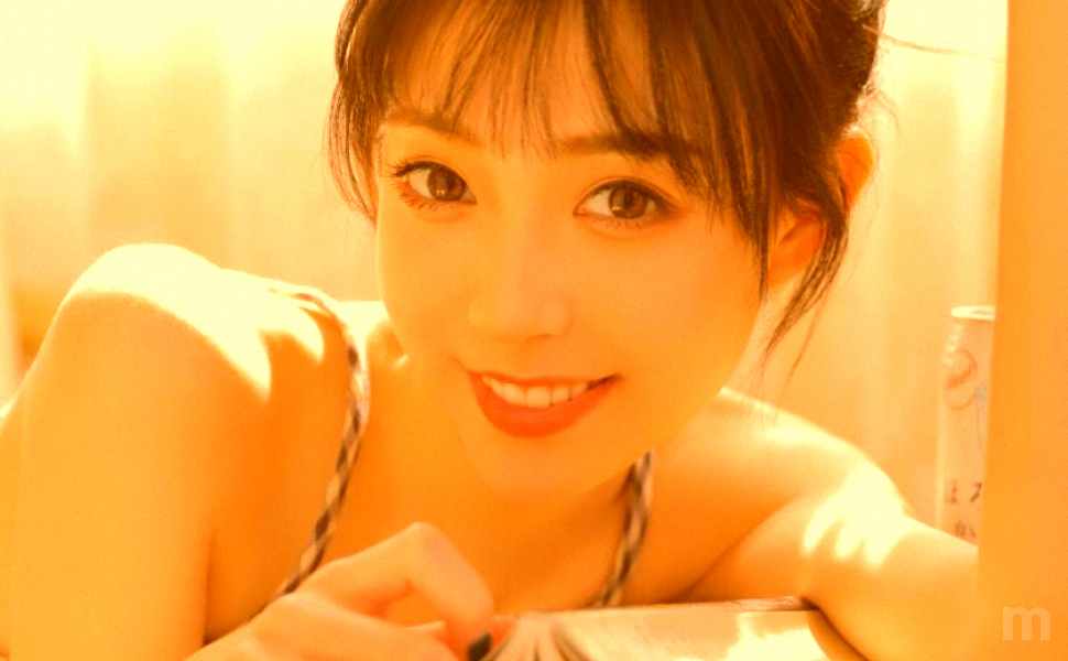 福利再升级！儿子用滴蜡调教丰腴老妈，窗外play更刺激