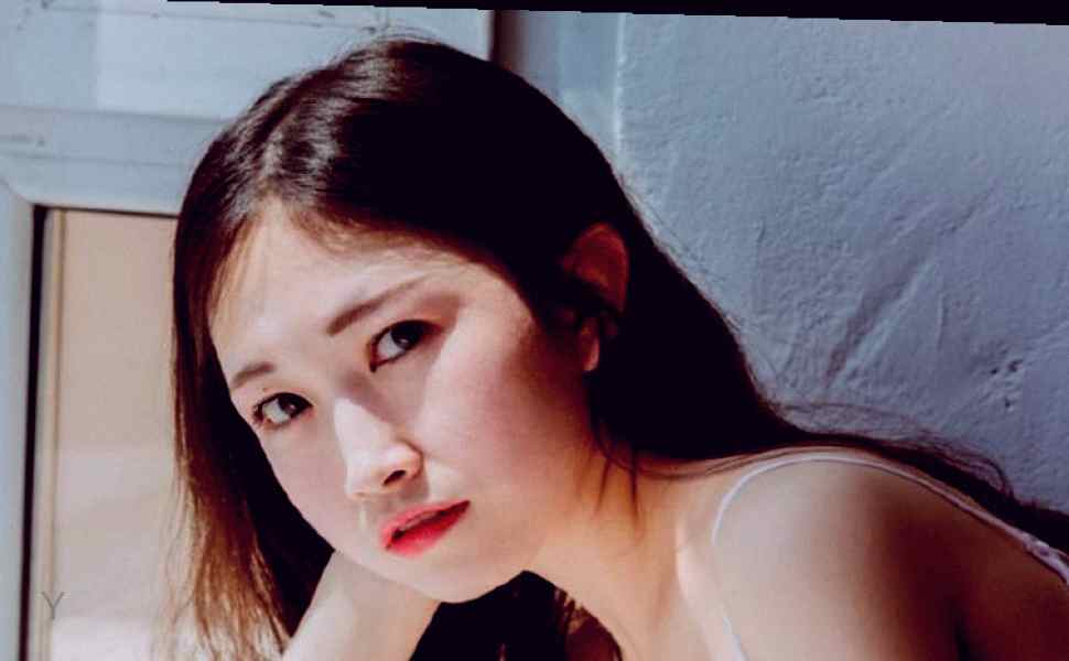 穿粉色裙装尾随女生回家，变态男在家门口脱裤子自慰：画面不堪入目