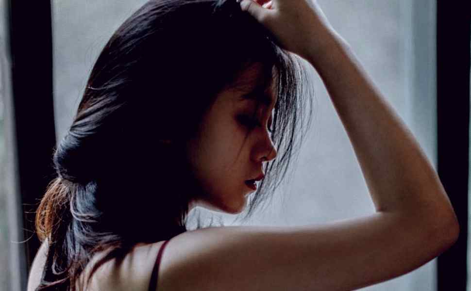 反差萌女学生白丝撩人！表面清纯私下却爱足交，后入抽插让人把持不住现场图2